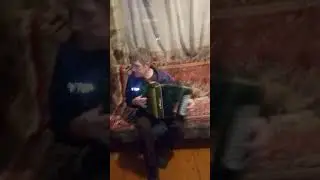 Татарин играет на гармони самоучка