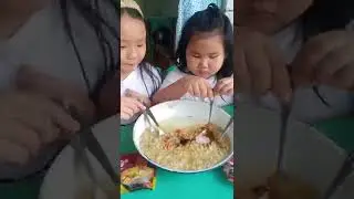2 BOCIL REBUTAN MAKAN MIE 