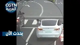 لحظة سقوط طفلة من سيارة أثناء سيرها ورد فعل سريع من قائدي السيارات