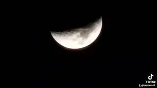 enfocando la luna con un samsung galaxy  s22 normal