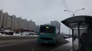 автобус 126 приежает и уежает на остановке туристская улица.