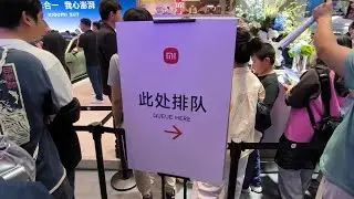 People wait for hours just to see the Xiaomi SU7 closer at Beijing Auto Show