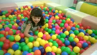 BRINCANDO NA PISCINA DE BOLINHA | SWIMMING POOL BALL PIT CHALLENGE