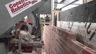 Робот выполняющий кирпичную кладку