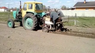 Посадка картошки самодельной двухрядной сажалкой