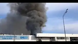 В Питере горит автосалон