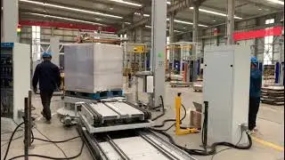 Pallet wrapping machine with pallet strapping machine