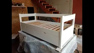 Кровать с ящиками из дерева на столярных соединениях.
