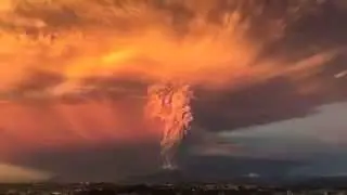 Timelapse shows extend of Calbuco volcano eruption in Chile