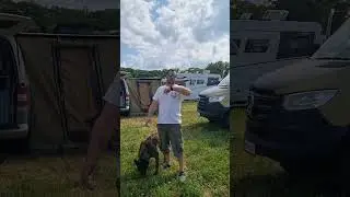Wir haben einen Platz gefunden. Ihr findet uns im Camp 2. Holt euch ein Bier 🍺