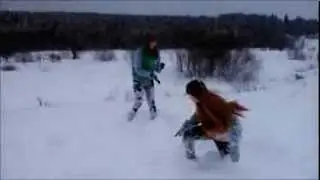 Челкастые девушки, бесятся в снегу :D