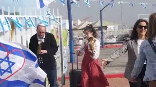 עם ישראל חי! מנגנת בבית ספר בשדרות