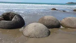 Moeraki Boulders Beach New Zealand (konkrece) Nový Zéland