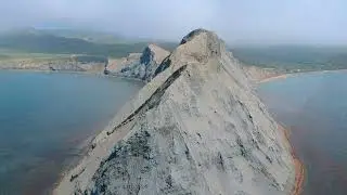 Густой туман накрыл Коктебель. Обрывы мыса Хамелеон.