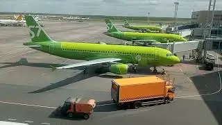 самолёт готовят к вылету. Москва