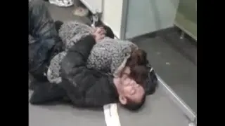 Бомжи используют круглосуточные отделения Сбербанка в Орске в качестве ночлежек