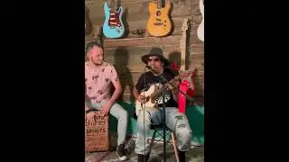 Tocamos Georgy Porgy  en el show room de Deals