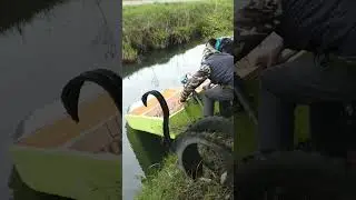 Спустили лодку из пенопласта на воду