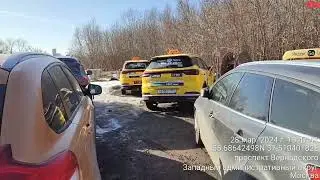 Свалка битых машин и строительного материала в Раменках ЗАО Москвы