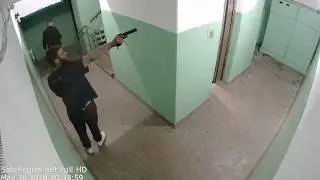 Быдло стреляет в подъезде.  Ярославль