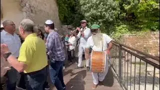 שמייח עם מתופפי המדבר בבר מצווה בכותל 👈🏽 מתופפים לבר מצווה בירושלים 🥁 חוויה של פעם בחיים 🧡💛