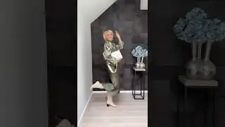 Женщина 60+ показывает современные омолаживающие комплекты одежды на осень 2024 года