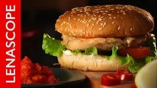 Вкусный, сочный бургер с острым соусом никто не останется равнодушным