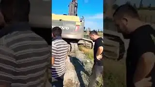 Süper operatör yavru ineği kurtarıyor. #excavator #eksavator
