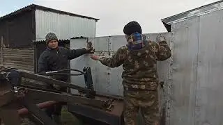Уголь нынче дорогой, подбираем все остатки и грузим мини погрузчиком. Жизнь в деревне