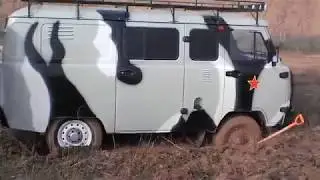 Уаз буханка. Неудача, застрял в мини луже.