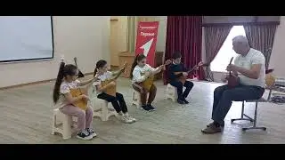 А вот и новенькие заиграли.  Играем аккорды связано .
