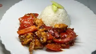 Курица, тушенная в кисло-сладком соусе с болгарским перцем и морковью