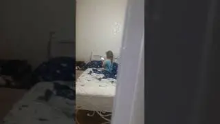 подглядываю за сестрой