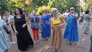 ТАНЦЫ 💃💃💃 ПРОДОЛЖАЮТСЯ НА НОВОМ МЕСТЕ 😂 ПЕНСИОНЕРЫ РАЗВИВАЮТСЯ