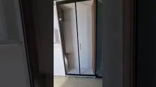 Usi glisante cu accesorii aurii si negre