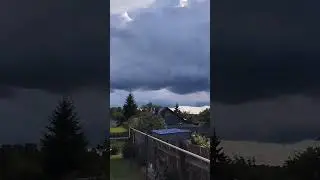 Такое небо наблюдаю впервые. Становится очень страшно.