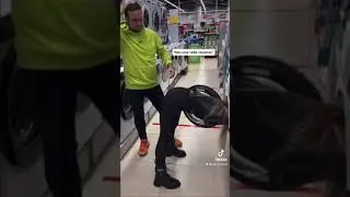 А ты бы помог девушке?