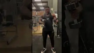 Bodybuilder separa briga de rua