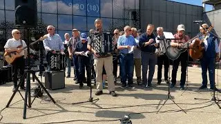 (1208) Mannsmusikken: Syng med oss på Sarpsborg Torg