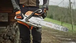 How to start a STIHL MS 261 C M Chainsaw between the knees
