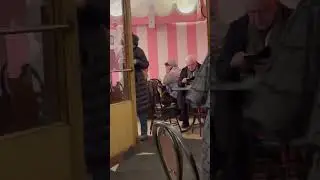 сидишь в пышечной на конюшенной, а там это
