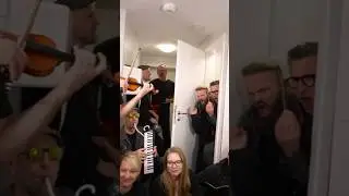 BOTTOMS UP mit Alea in der Opening-Toilet-Door-Version 💥🤣 @saltatiomortis