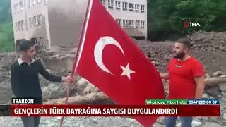 Gençlerin Türk bayrağına saygısı duygulandırdı
