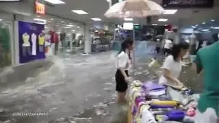 Powerful flood waters tear through Chinese shopping centre