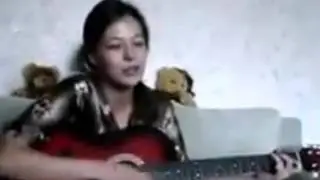 Девушка играет на гитаре и красиво поет какая ночка темная  She plays the guitar and sings nicely ho