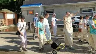 Шествие кришнаитов по улицам Анапы.