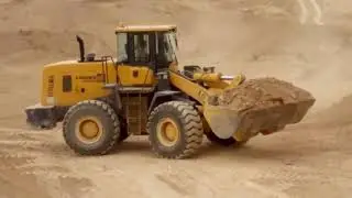 Фронтальный погрузчик LIUQING LQ956 в работе