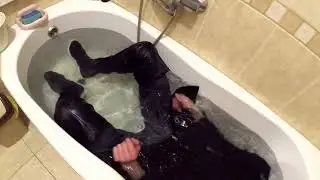Bath, wet clothes boots, wetlook.Чорні шкіряні ботфорти,штани, футболка,шкіряний плащ,намочую ванні.