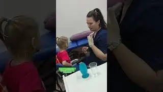 Сделать хорошийГлоток воды илиЛюбой приемПищи попадания вРот Очень важно чтобыРебенок сидел уверенно