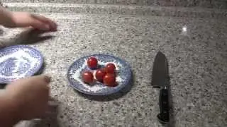 Как быстро нарезать помидоры черри.